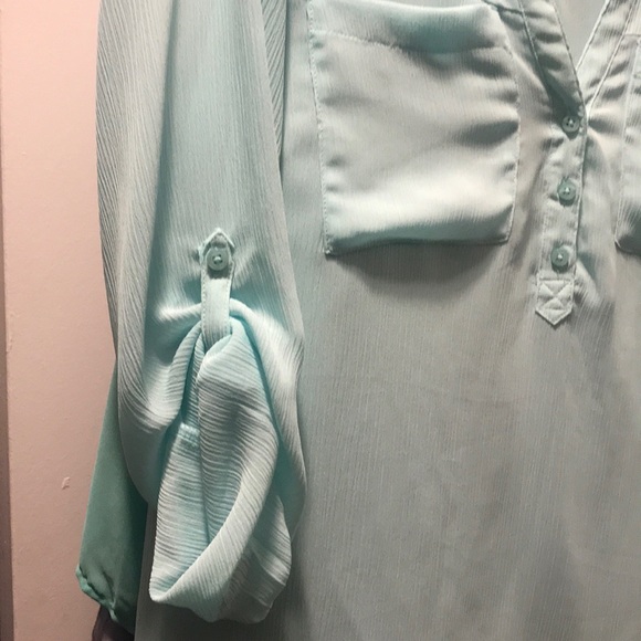 Light green blouse w lace - Picture 3 of 4